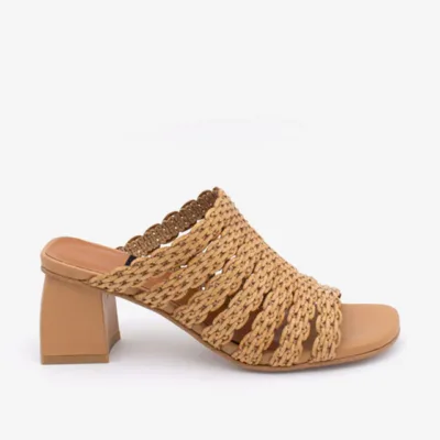 SANDALIA CON TACON RAFIA