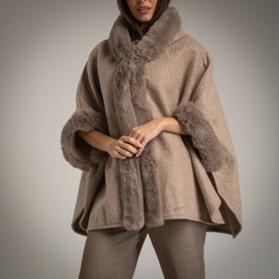 CAPA CON CAPUCHA Y PELO