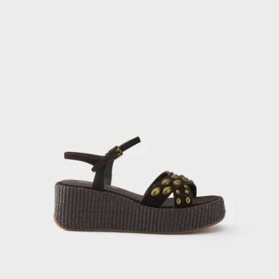 Sandalia de plataforma en ante y tachuelas.