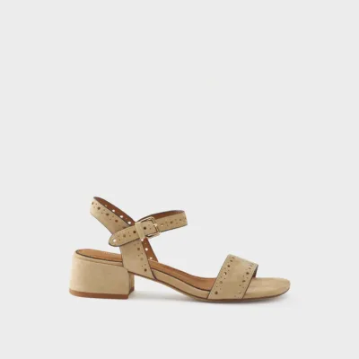 Sandalia de ante con tira trasera