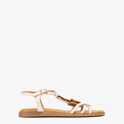 Sandalia plana con adorno met&aacute;lico